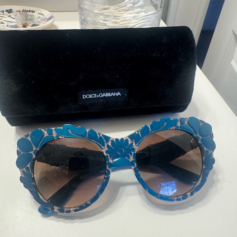Dolce & Gabbana Blue Floral Round-Edge Sunglasses